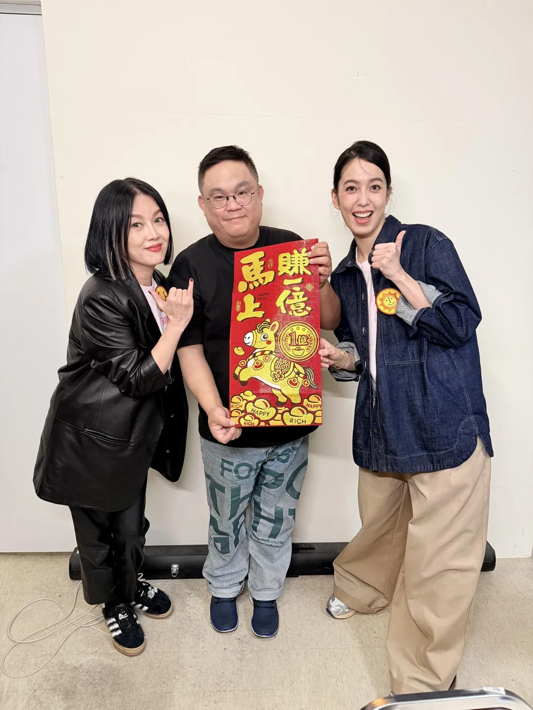 導演林孝謙（中）日前特別率領苗可麗（左）和陳庭妮（右）來到台南與影迷近距離互動。（圖／壹壹喜喜電影 提供）
