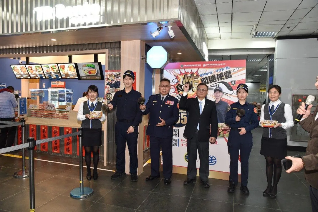 內政部警政署鐵路警察局與國營臺灣鐵路股份有限公司攜手合作，於今（9）日首度推出春節限定的「食炸開運便當」，以創意方式提醒民眾守住辛苦一整年的年終獎金與紅包。（圖／翻攝畫面）