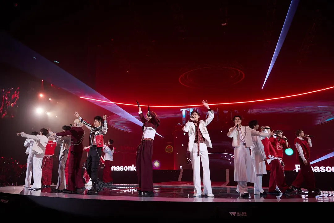 林志穎率領FEniX、U:NUS、F.F.O帶來經典歌曲〈不是每個戀曲都有美好回憶〉。（圖／台視 提供）