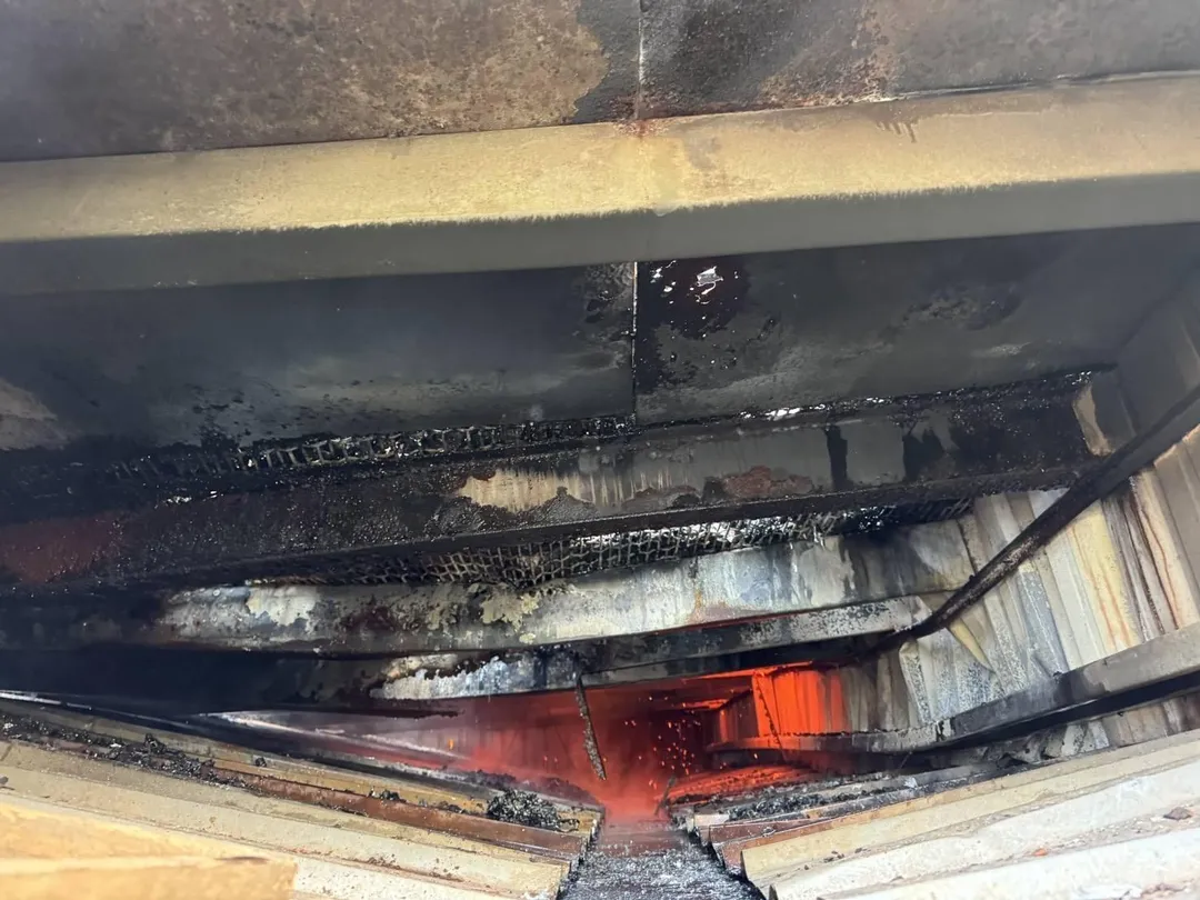 苗栗縣頭份市一處透天厝頂樓發生火警，屋主建設於三樓頂的大型鴿舍陷入火海，內部飼養的鴿子全數遭烈火吞噬。（圖／翻攝畫面）