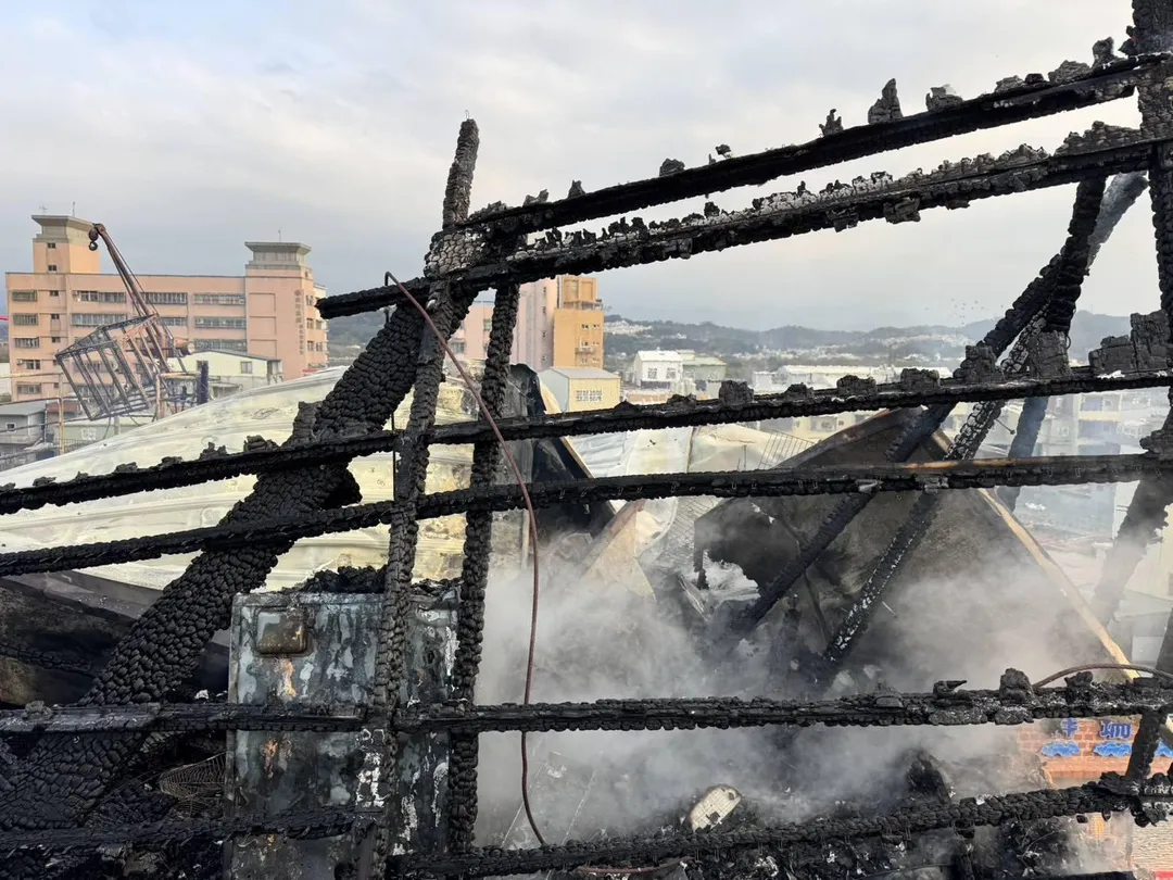 苗栗縣頭份市一處透天厝頂樓發生火警，屋主建設於三樓頂的大型鴿舍陷入火海，內部飼養的鴿子全數遭烈火吞噬。（圖／翻攝畫面）