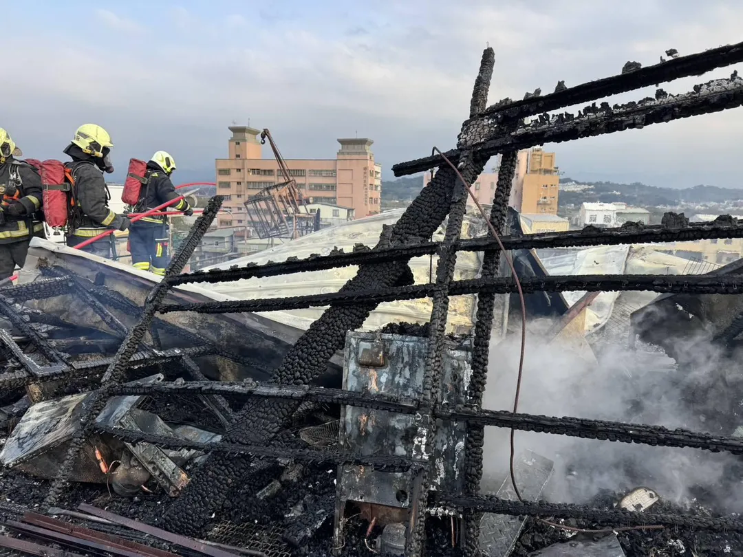 苗栗縣頭份市一處透天厝頂樓發生火警，屋主建設於三樓頂的大型鴿舍陷入火海，內部飼養的鴿子全數遭烈火吞噬。（圖／翻攝畫面）