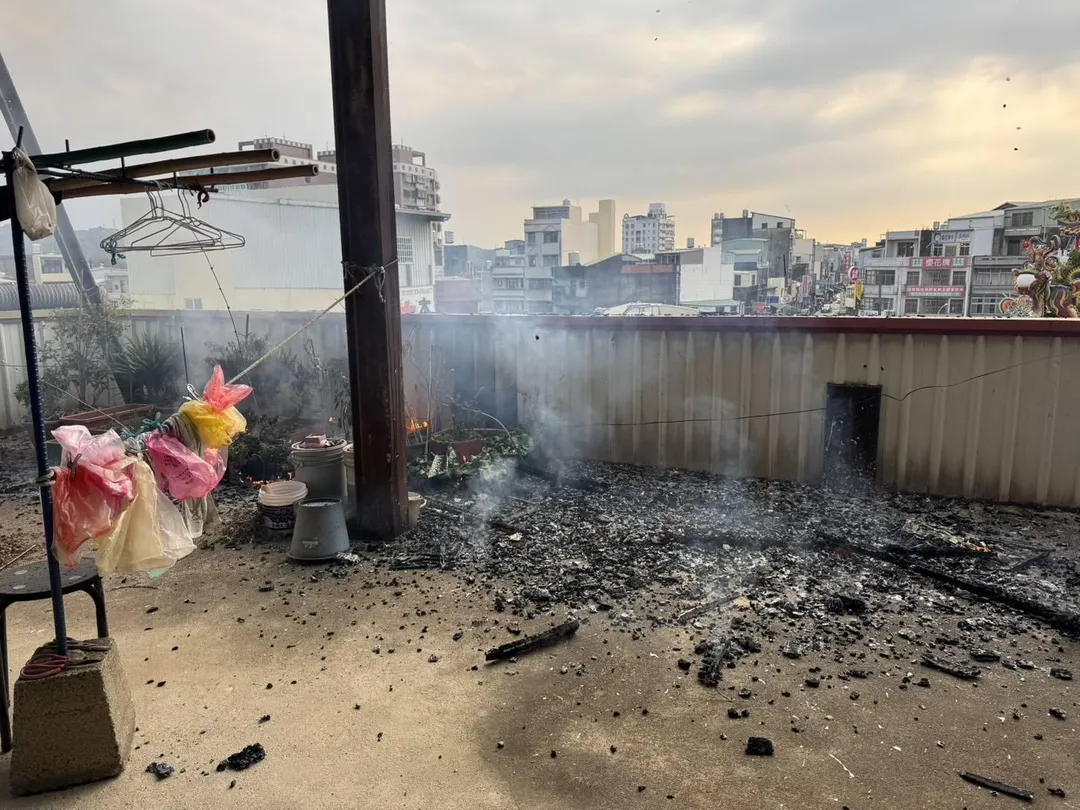苗栗縣頭份市一處透天厝頂樓發生火警，屋主建設於三樓頂的大型鴿舍陷入火海，內部飼養的鴿子全數遭烈火吞噬。（圖／翻攝畫面）