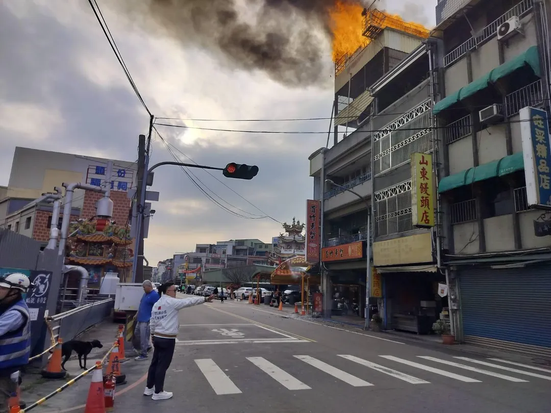 苗栗縣頭份市一處透天厝頂樓發生火警，屋主建設於三樓頂的大型鴿舍陷入火海，內部飼養的鴿子全數遭烈火吞噬。（圖／翻攝畫面）