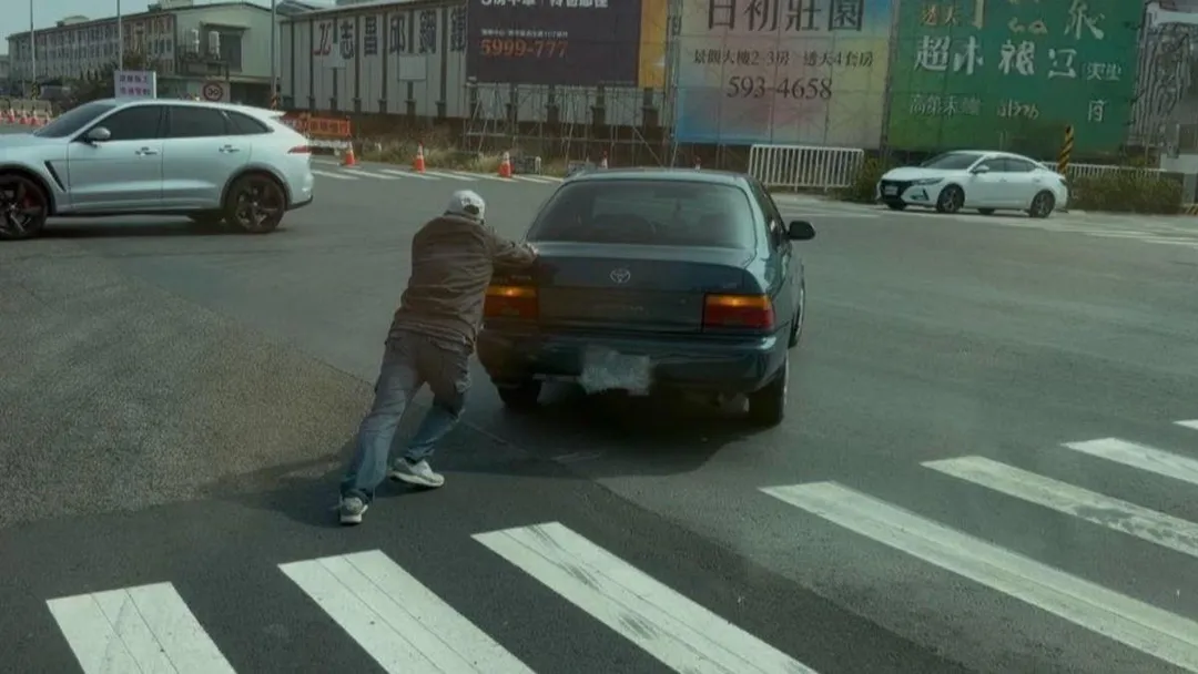 阿北不爽15公尺收費也要2千多，硬是自行推車離開國道。（圖/台南道路救援張家班授權提供）