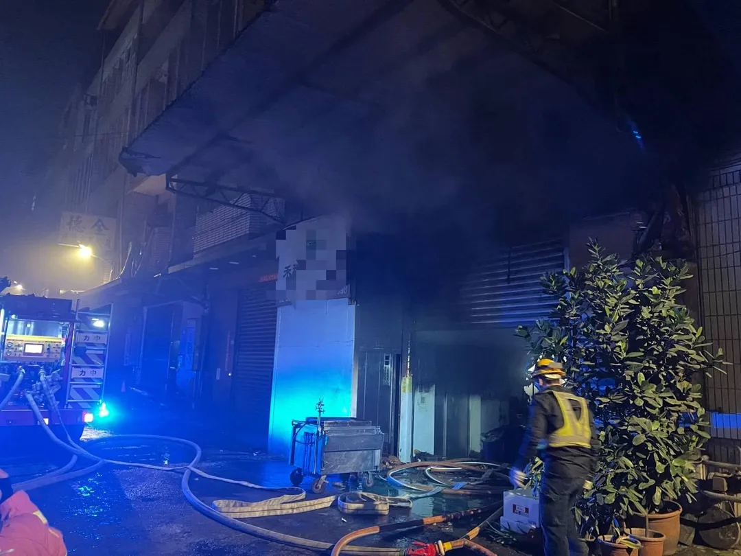 新北市中和區建六路67巷內,一間工廠的地下室於今(9日)晚間7時左右發生火警,現場不斷冒出大量惡臭黑煙,消防隊接獲報案後迅速前往搶救。(圖/翻攝畫面)