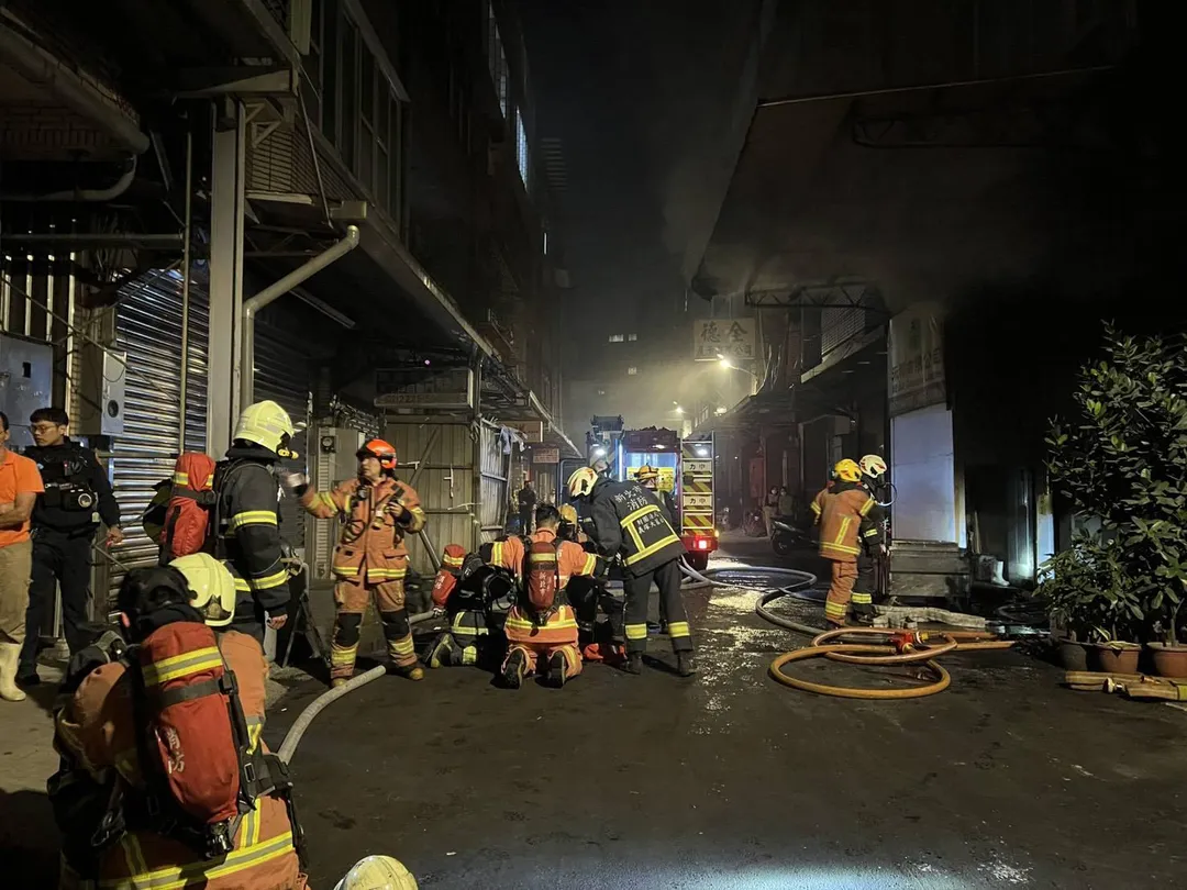 新北市中和區建六路67巷內,一間工廠的地下室於今(9日)晚間7時左右發生火警,現場不斷冒出大量惡臭黑煙,消防隊接獲報案後迅速前往搶救。(圖/翻攝畫面)
