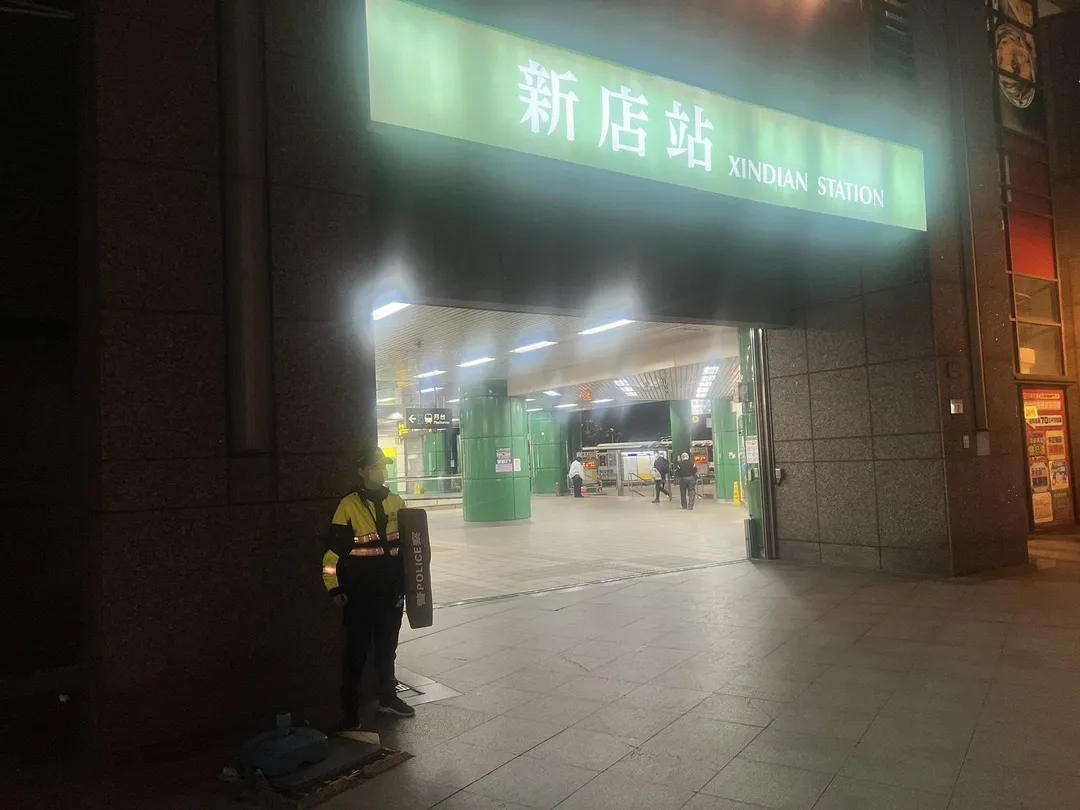 新北市的新店捷運站於9日晚間7時許,發生一起持刀事件,引起民眾的恐慌。(圖/翻攝畫面)
