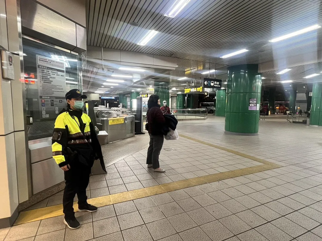 新北市的新店捷運站於9日晚間7時許,發生一起持刀事件,引起民眾的恐慌。(圖/翻攝畫面)
