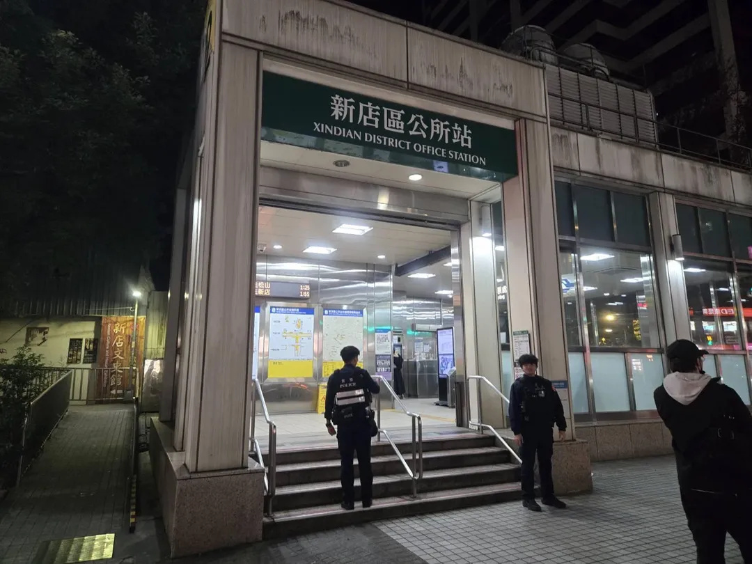 新北市的新店捷運站於9日晚間7時許,發生一起持刀事件,引起民眾的恐慌。(圖/翻攝畫面)