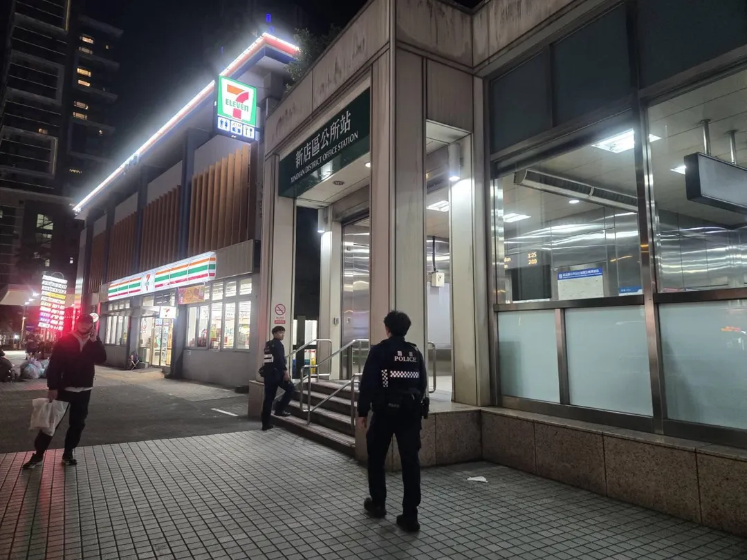 新北市的新店捷運站於9日晚間7時許,發生一起持刀事件,引起民眾的恐慌。(圖/翻攝畫面)
