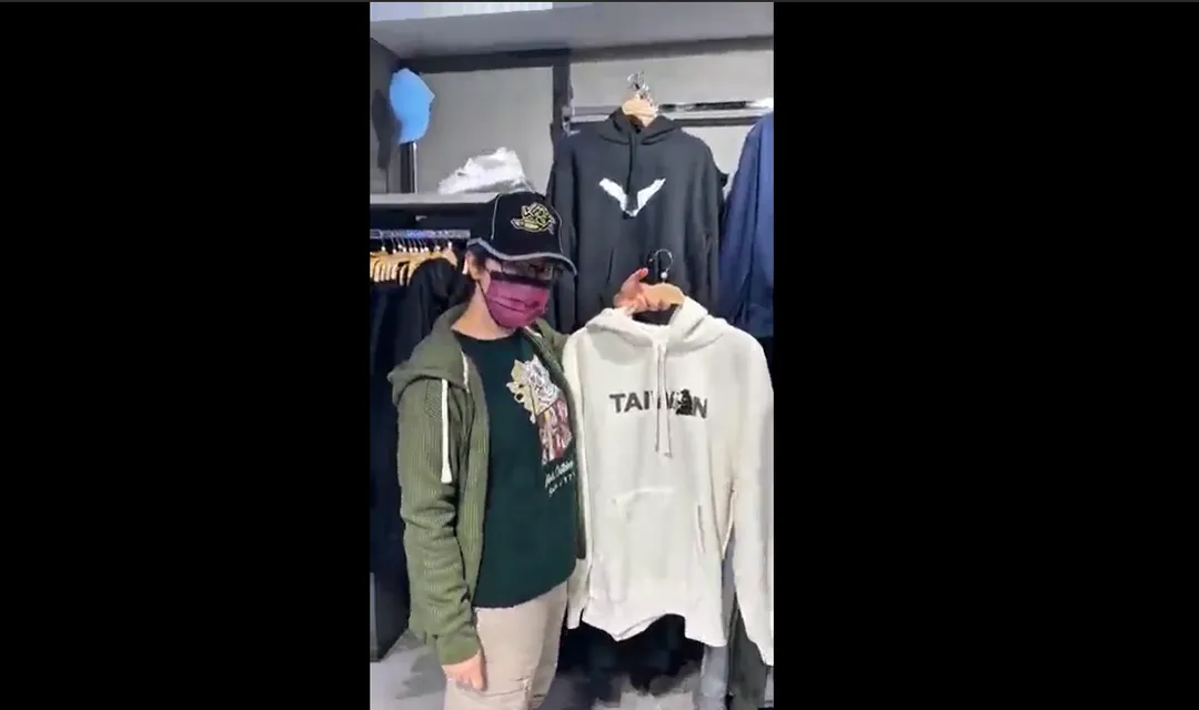 蕭美琴抽空至台灣本土品牌NET挑選衣物。（圖/總統府提供）