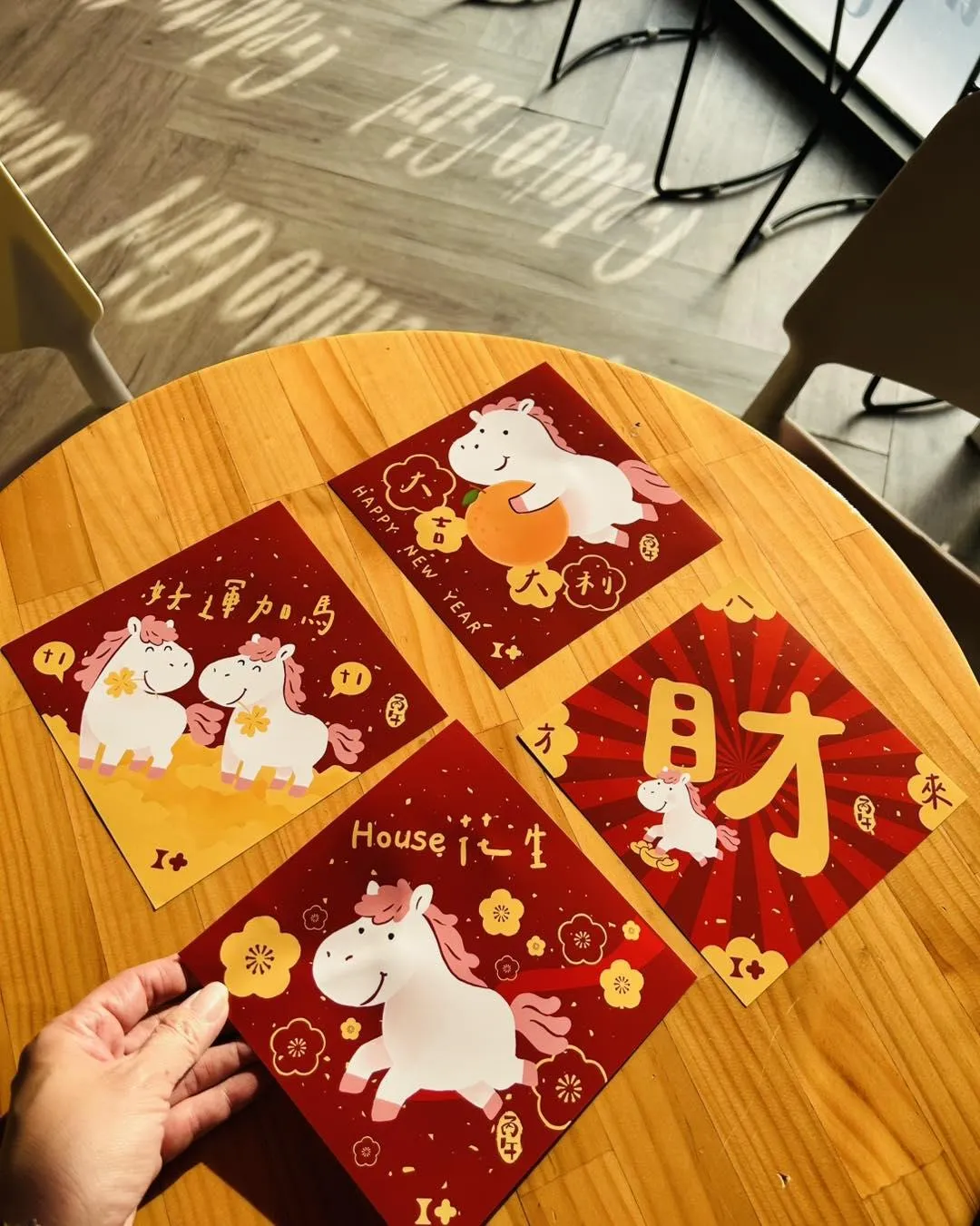 嘉義市衛生局馬年春聯誤寫「House」 ,意外引爆熱潮。(圖/小紅帽冰淇淋專賣店 Gelato Girl臉書粉專授權提供)
