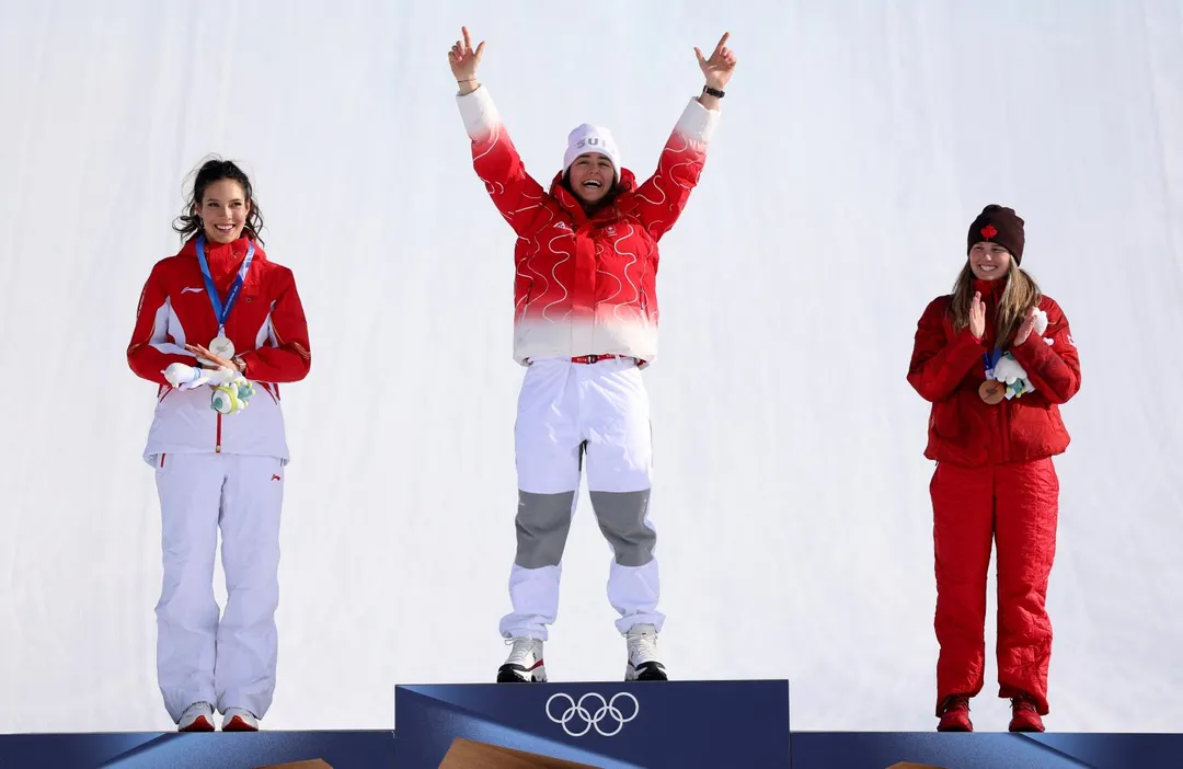 瑞士選手格雷莫德（中）在女子坡面障礙技巧項目衛冕。谷愛凌（左）奪銀。（圖／路透社）