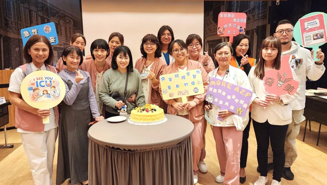 奇美醫療團隊特別準備蛋糕，為成功案例萬小姐獻上祝福，慶祝她平安度過治療、順利恢復健康，迎接重生的時刻。（圖／奇美醫院）