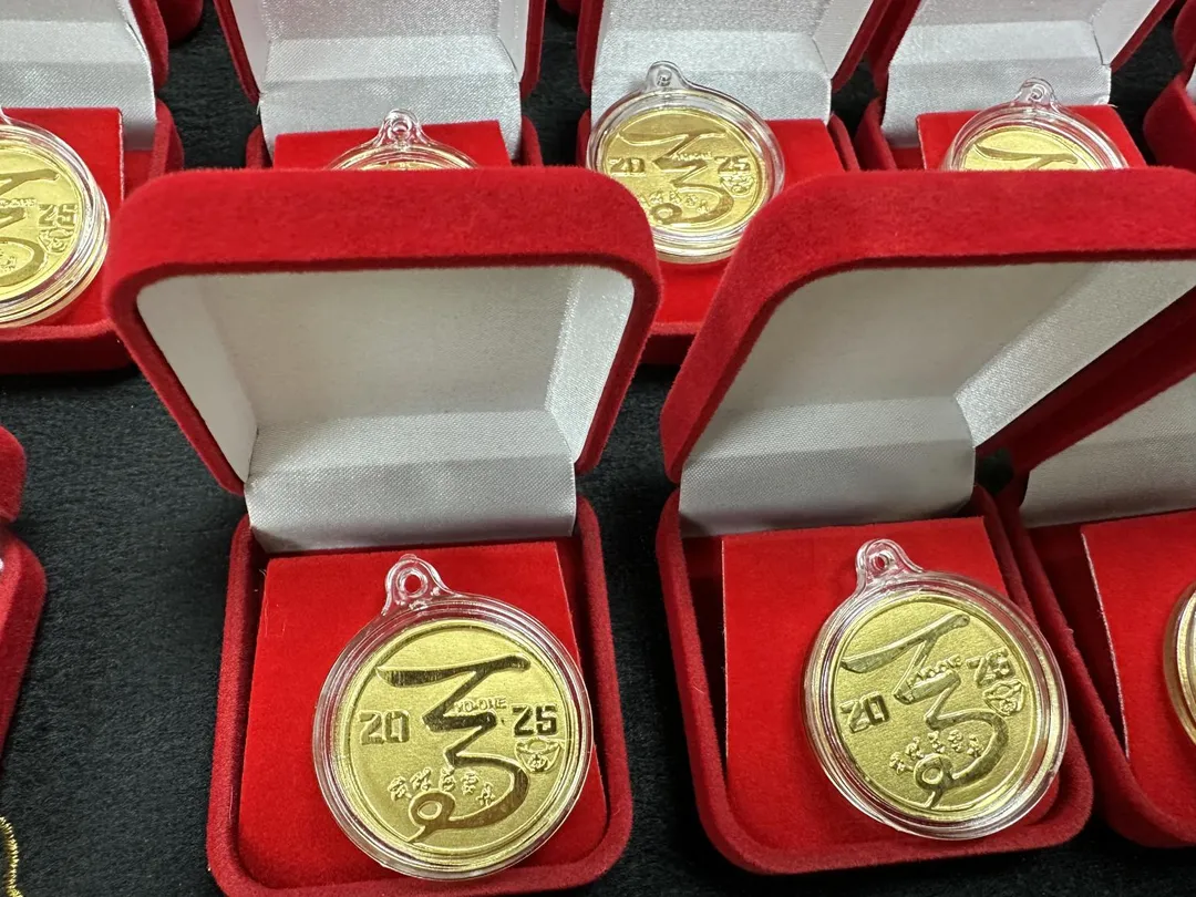 遊學太子爺春節送6面金牌。（圖／廖大乙提供）