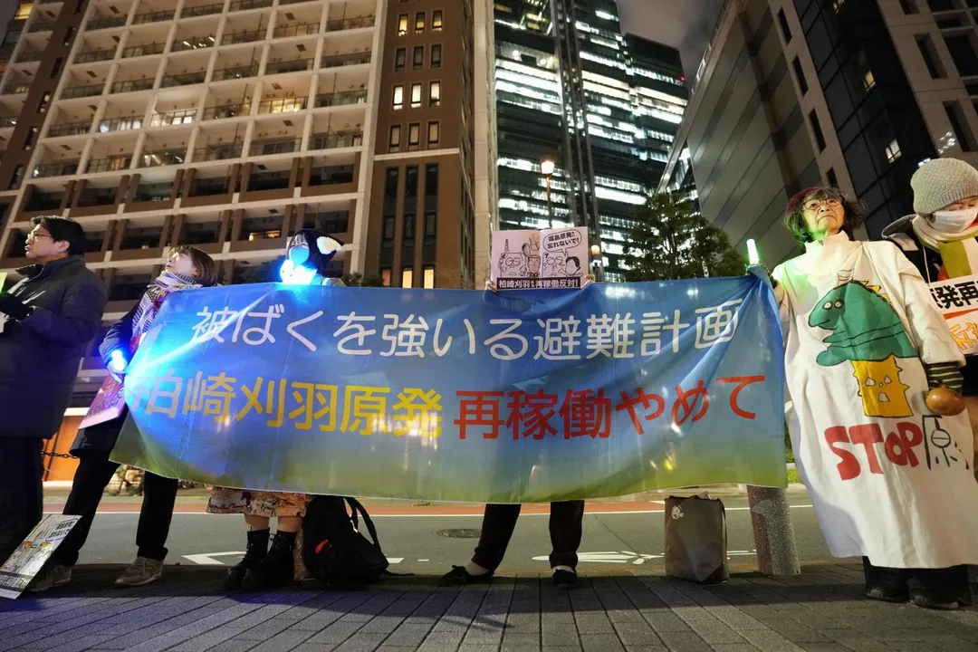 1月21日抗議者在東京集會反對重啟核電廠。（圖／《路透社》）
