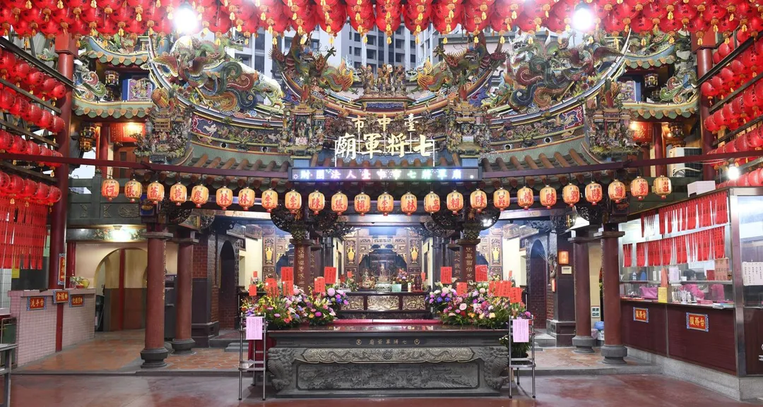 大里七將軍廟以尋找失物靈驗而聞名,許多民眾遇到物品遺失,甚至家人走失時-都會前往參拜祈求指引。(圖/中市民政局提供)