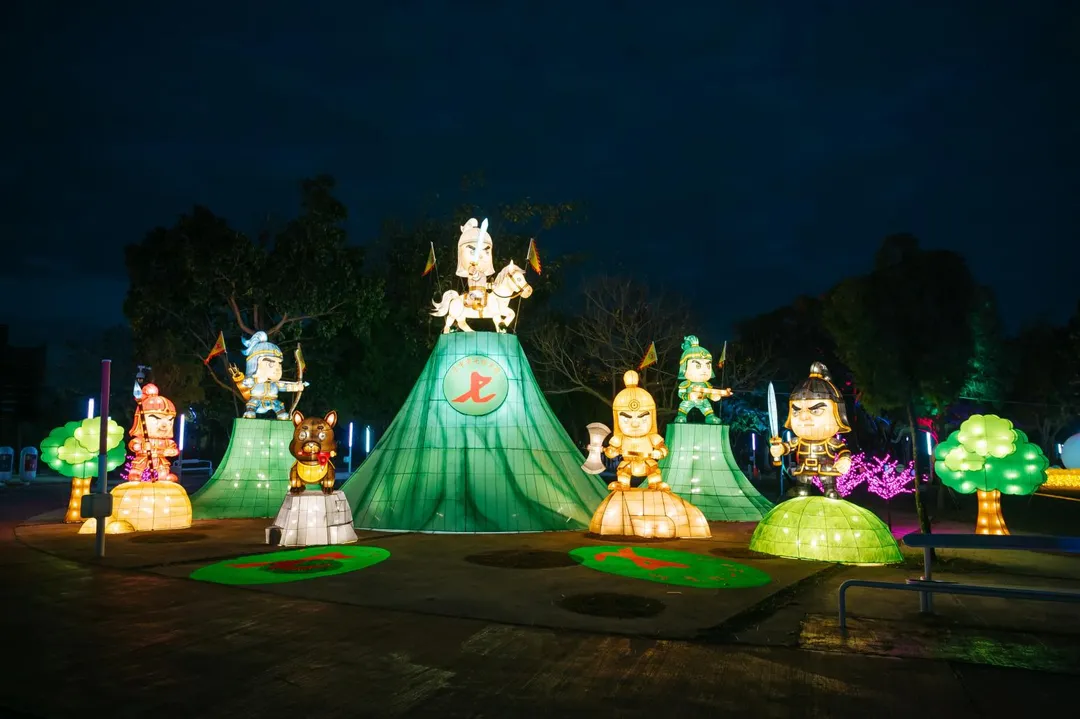 中台灣燈會幸福祈願村燈區,屯區由大里七將軍廟推出七將軍爺千歲威武燈影矗立夜色中,為民眾點亮安心力量。(圖/中市民政局提供)