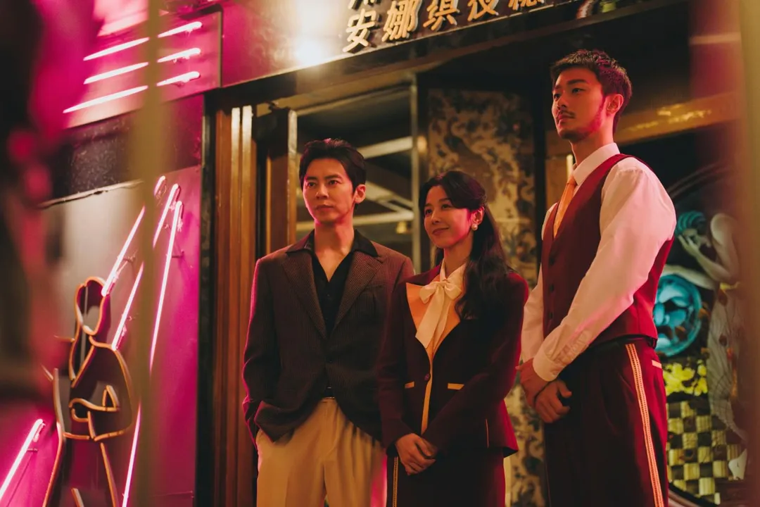 《微醺大飯店1980s》呈現復古華麗的夜總會，李國毅（左起）、邵雨薇、施柏宇組成「飯店三劍客」。（圖／一念電影 提供）