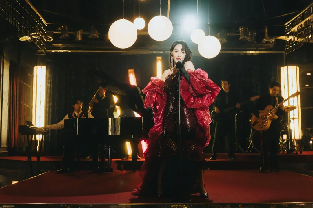 蔡思韵飾演來自香港的當紅女星「梁如嫣」。（圖／一念電影 提供）