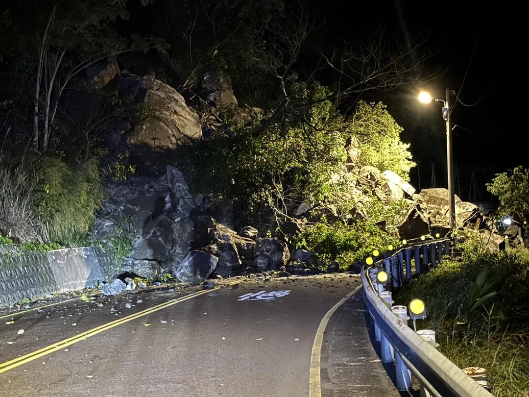 新北市烏來區唯一聯外道路台9甲線今天凌晨大量土石坍方阻斷交通。(圖/警方提供)