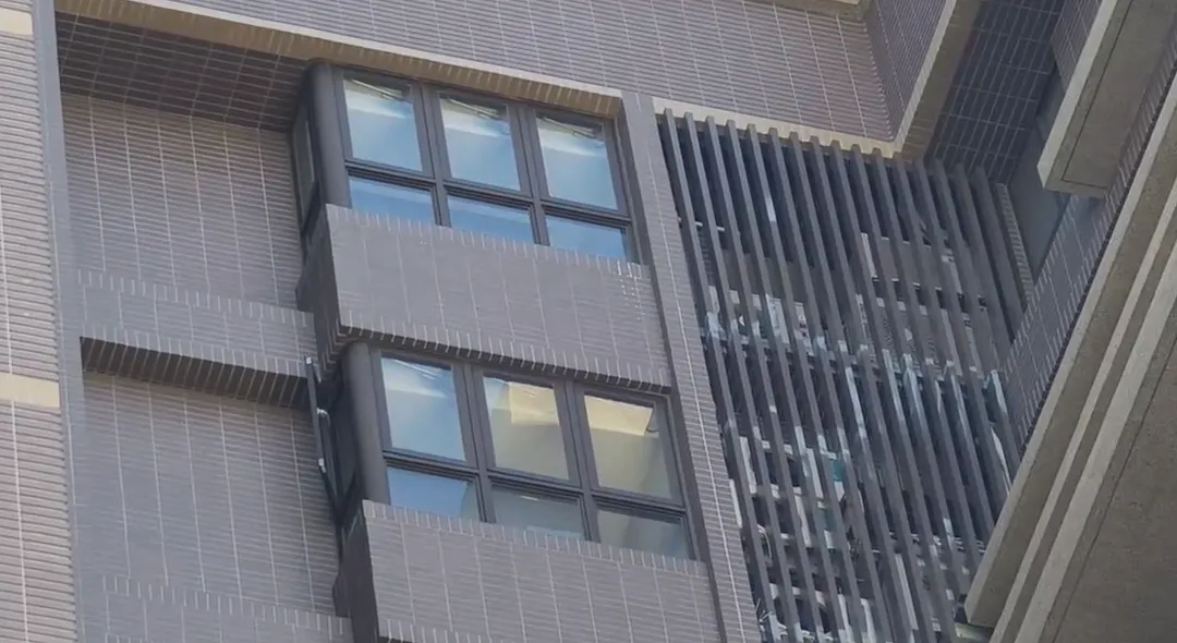 苗栗縣頭份市一處社區大樓今天發生磁磚掉落砸中民眾案件。（圖／中天新聞，下同）
