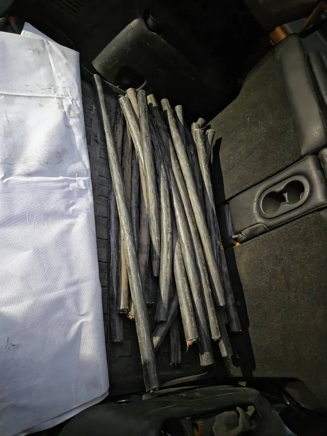 警方在行動中起獲寬度約5公分粗、總長26公尺的大型電纜線，以及犯案工具電動油壓剪。（圖／翻攝畫面）