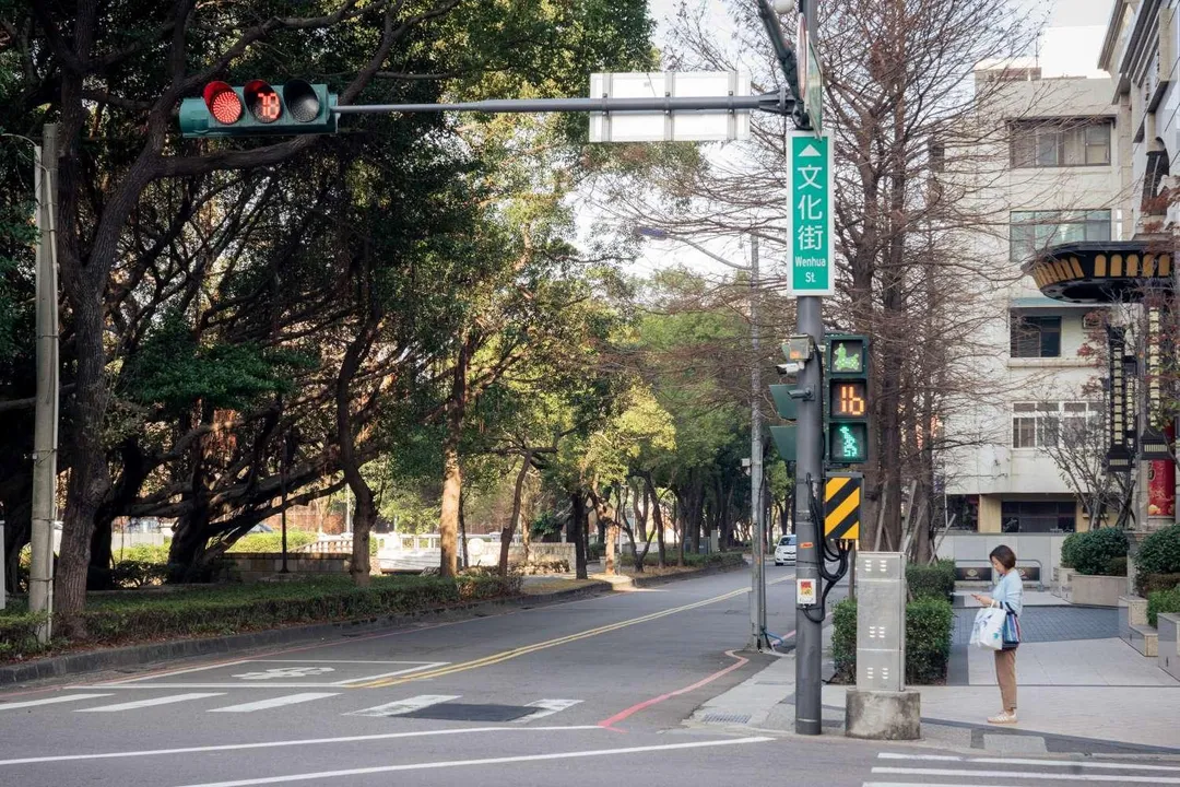 竹市「Rody跳跳馬」現身紅綠燈號誌,用創意守護行人安全。(圖/新竹市府提供)