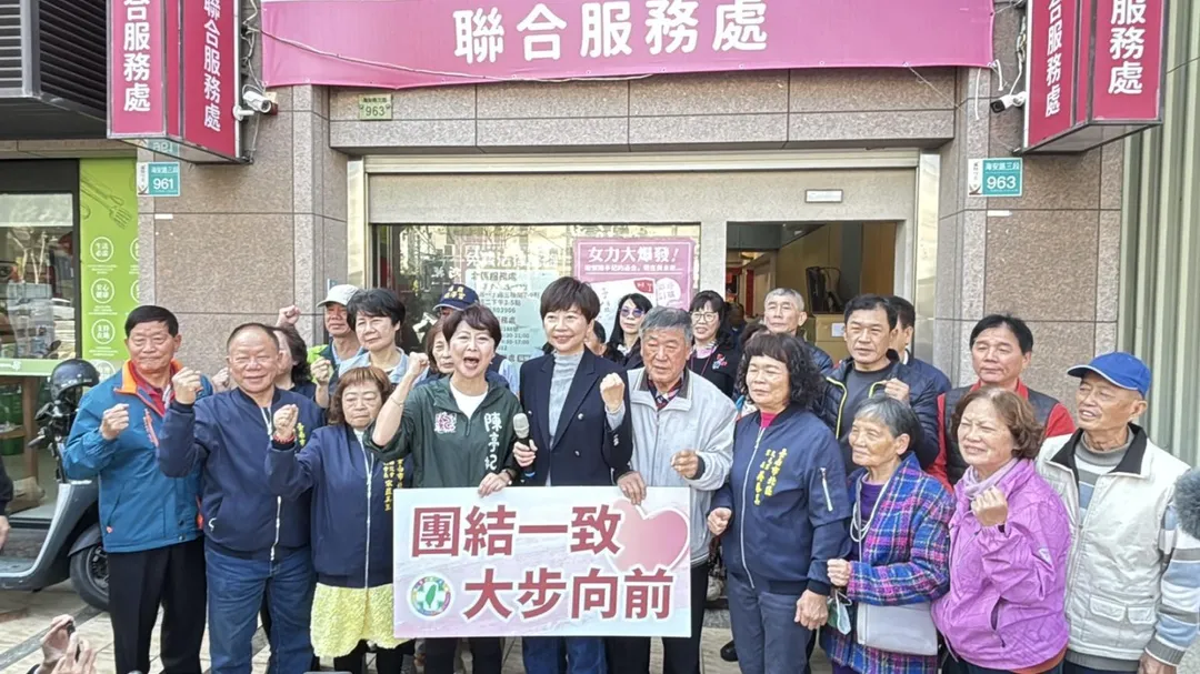 民進黨4連霸台南市議員陳怡珍在胞姊陳亭妃陪同下宣布放棄議員連任。（圖／陳怡珍臉書）