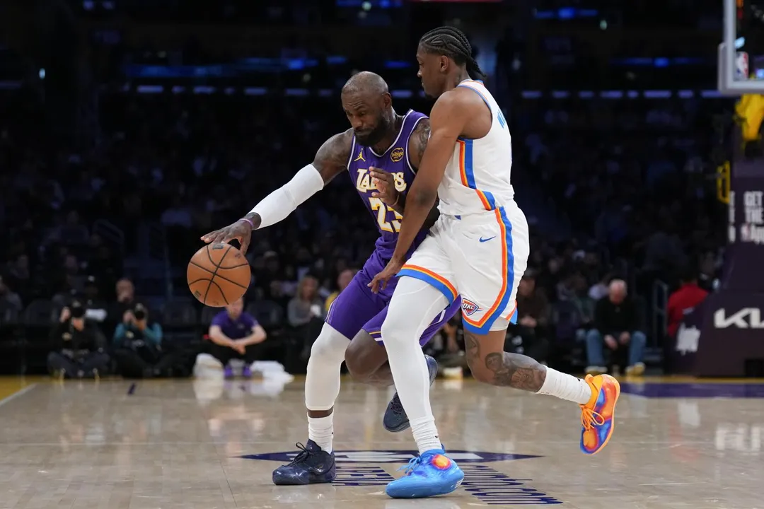 詹姆斯成為NBA歷史上首位在41歲後能夠連續三戰送出雙位數助攻的球員。(圖/美聯社)