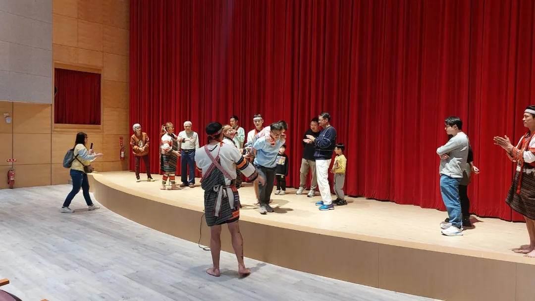 汶水遊客中心有連續5天免費的原民表演,可以近距離欣賞到充滿活力的舞蹈和獨特的口簧琴演奏。(圖/ 雪霸國家公園管理處提供)