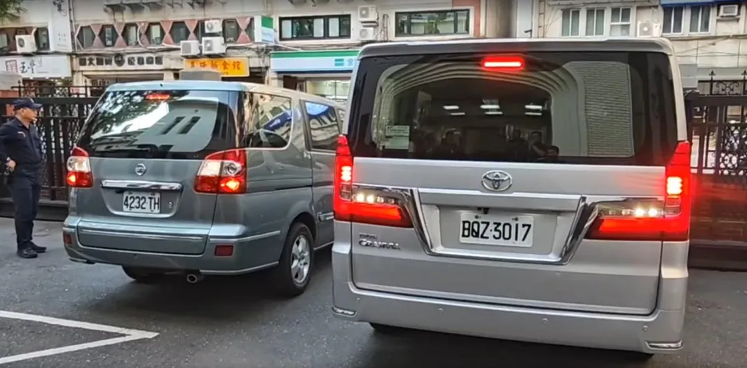 檢調開了2輛廂型車到立法院載走相關證物和主機。（圖／中天新聞）