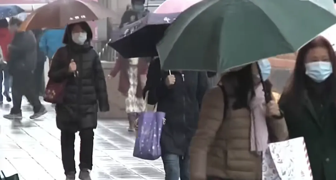 除夕(2月16日)上午鋒面將抵達台灣北部,東北季風增強,北部及東半部地區轉為有雨,基隆北海岸下午則有較大雨勢。(資料照/中天新聞)