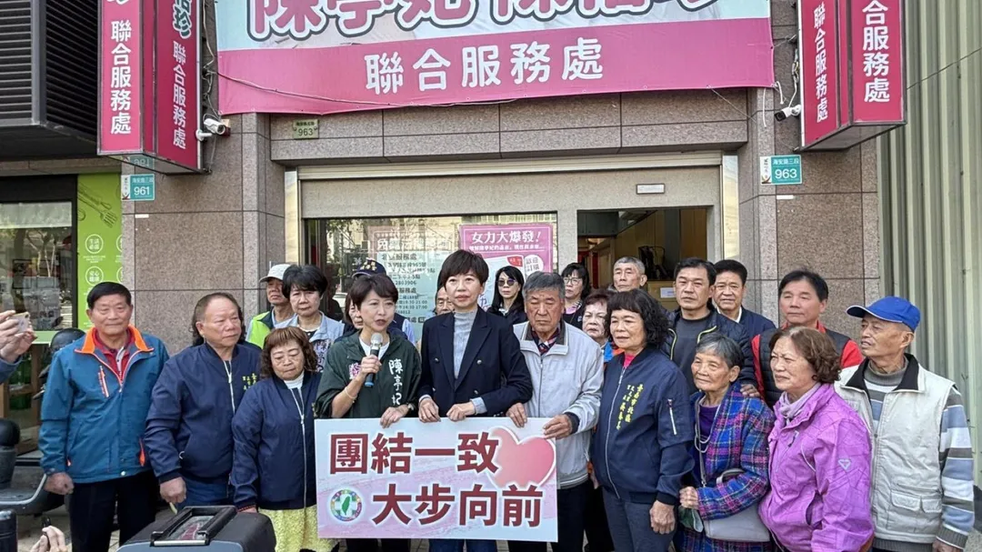 民進黨立委陳亭妃陪同胞妹陳怡珍召開記者會。（圖／陳亭妃臉書）