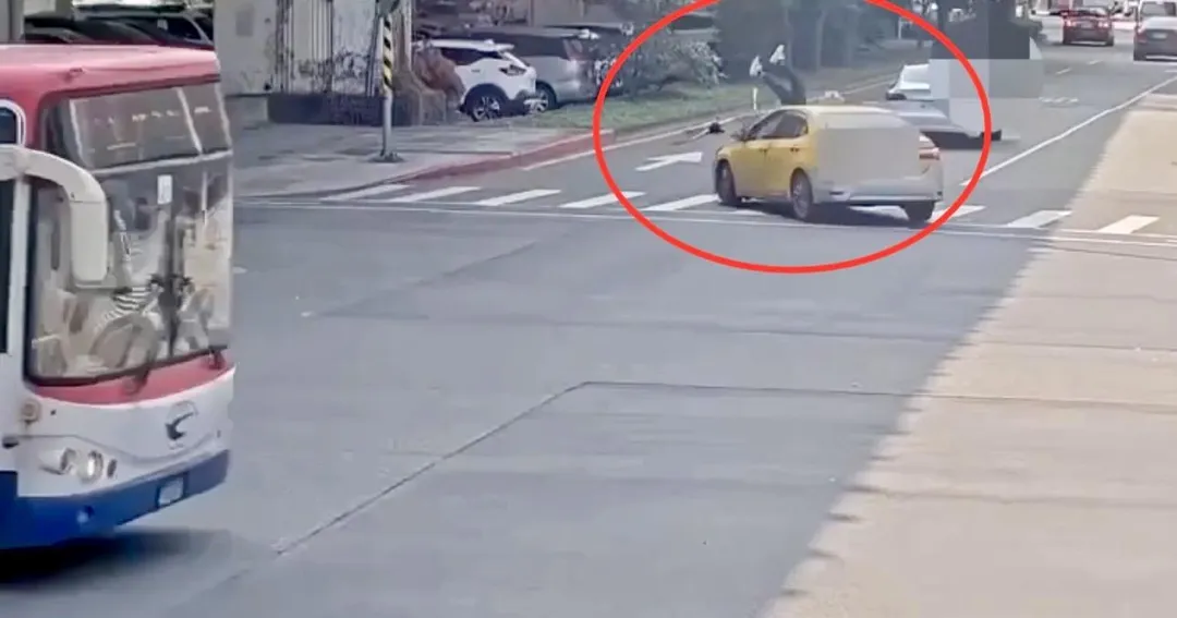 單車婦人遭計程車撞飛。（圖／翻攝畫面）