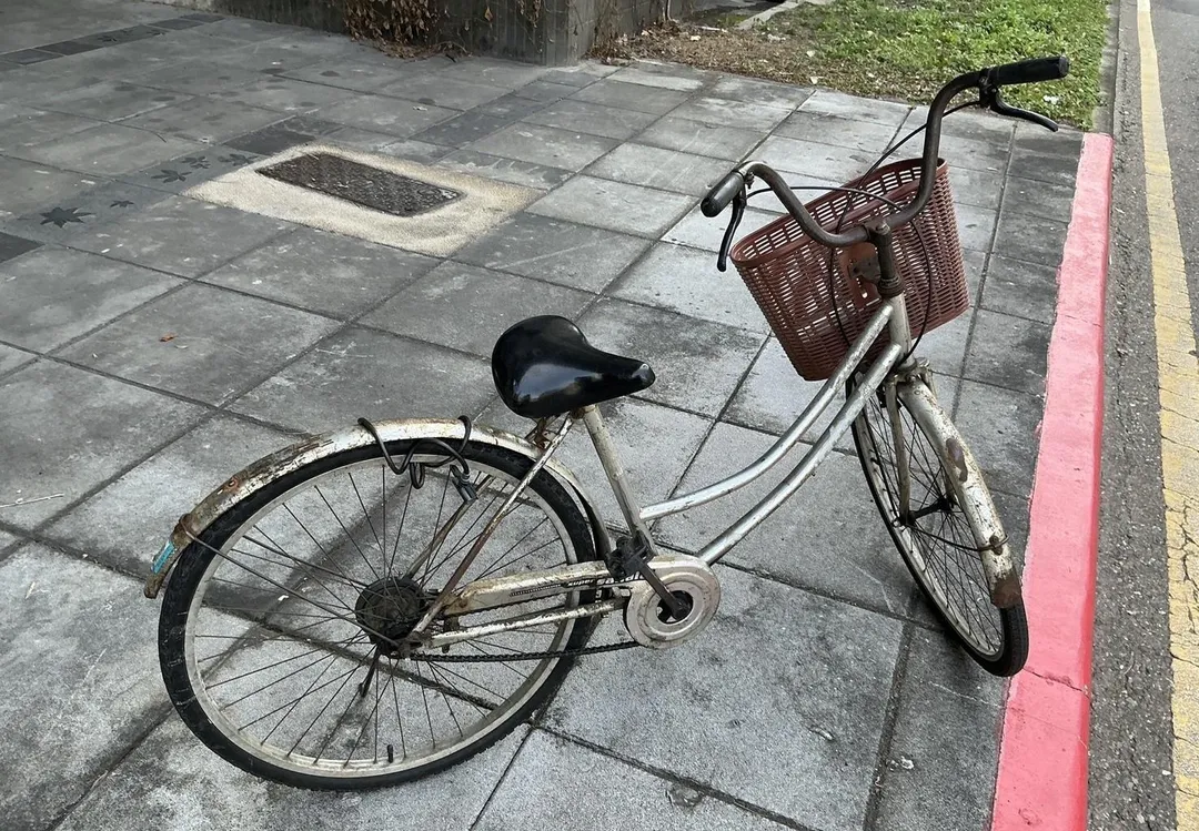單車遭計程車撞受損。（圖／翻攝畫面）