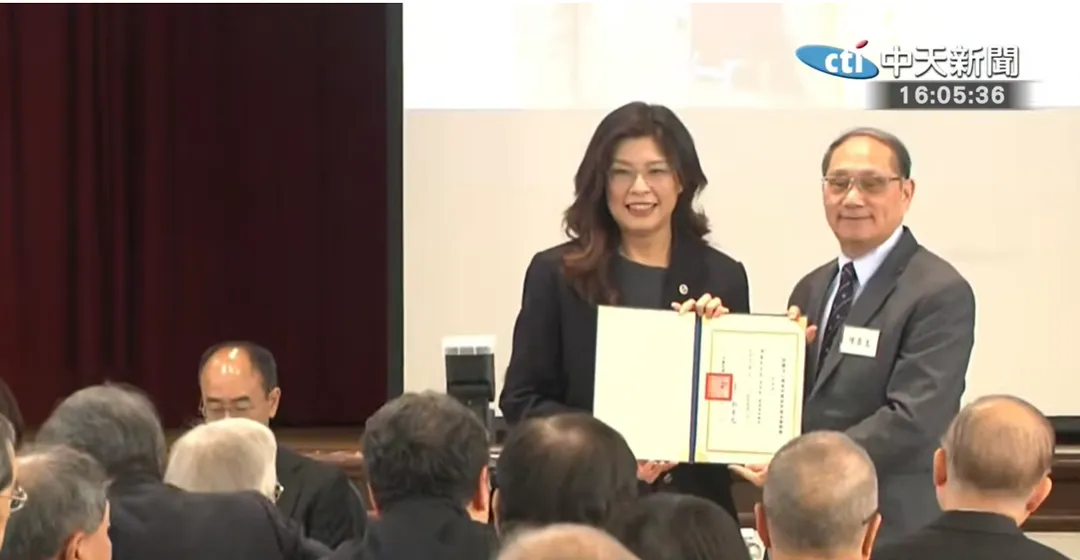 鄭麗文頒發聘書。（圖/中天新聞）
