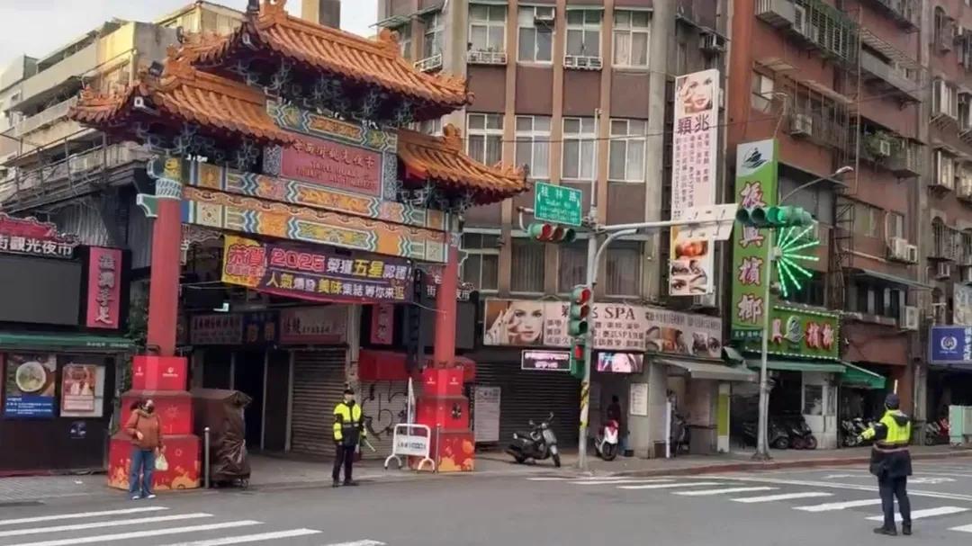 警方加強龍山寺周邊交管。（圖／翻攝畫面）