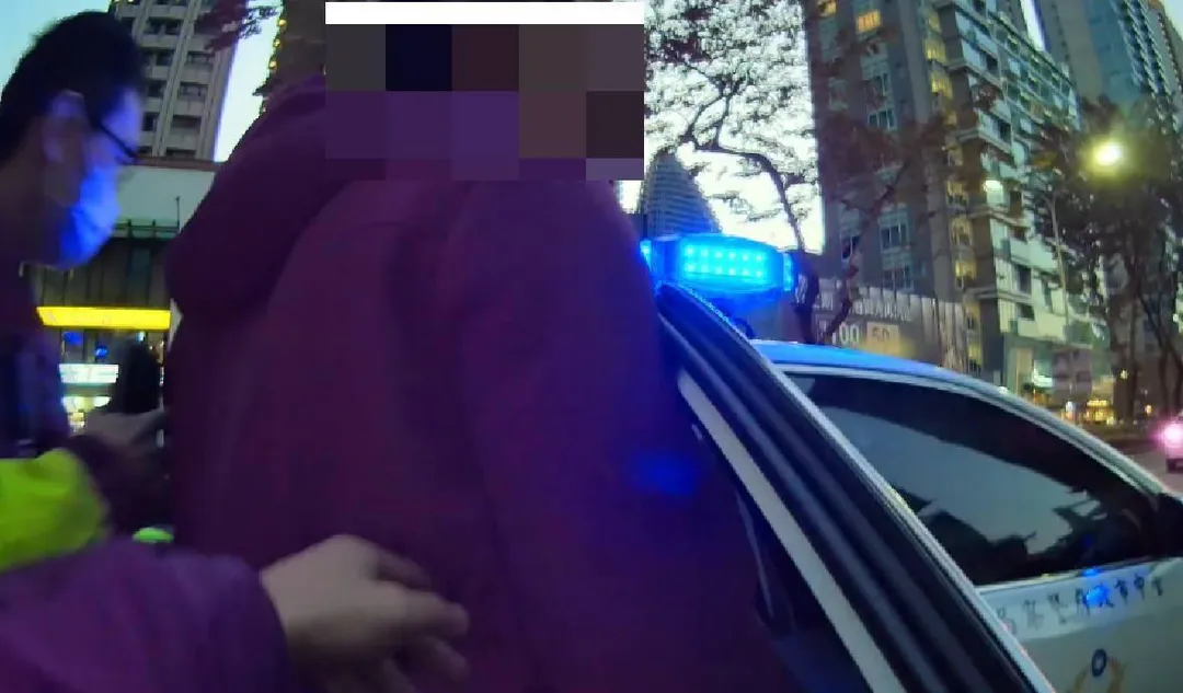 警方當場將張男、廖男帶回派出所偵訊。（圖／警方提供）