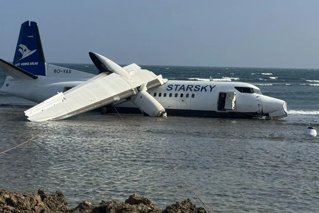 2月10日,索馬利亞一架客機迫降在海上。(圖/美聯社)