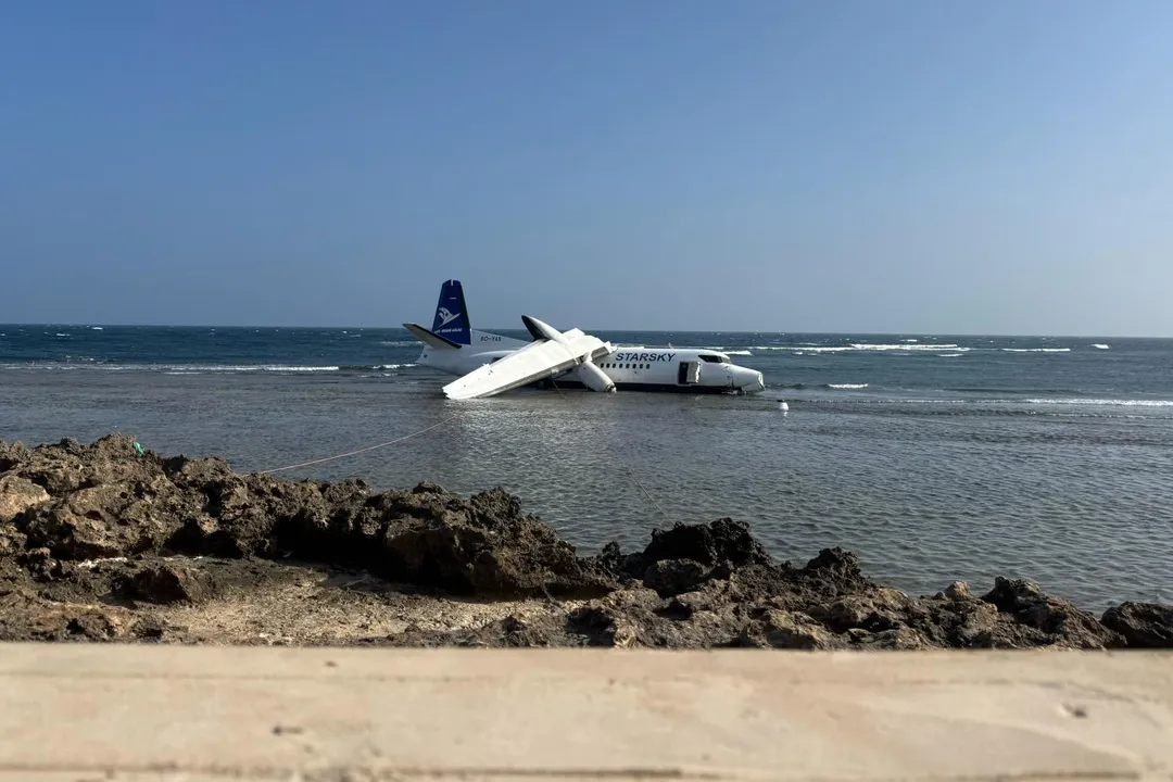 客機衝出跑道停在淺水區。(圖/美聯社)