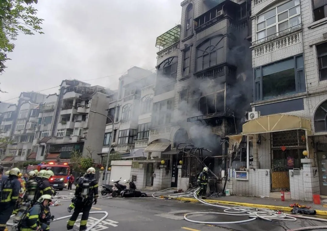 東湖路1處民宅1樓發生火警，整棟樓外牆被燻黑。（圖／翻攝畫面）