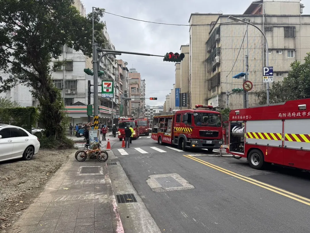 內湖分局同時於康寧路三段75巷及東湖路113巷周邊實施交通管制。（圖／警方提供）