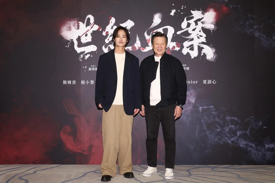 資深演員寇世勳（右）在片中飾演警備司令部和國安局的要角汪將軍。（圖／費思兔文化娛樂股份有限公司 提供）