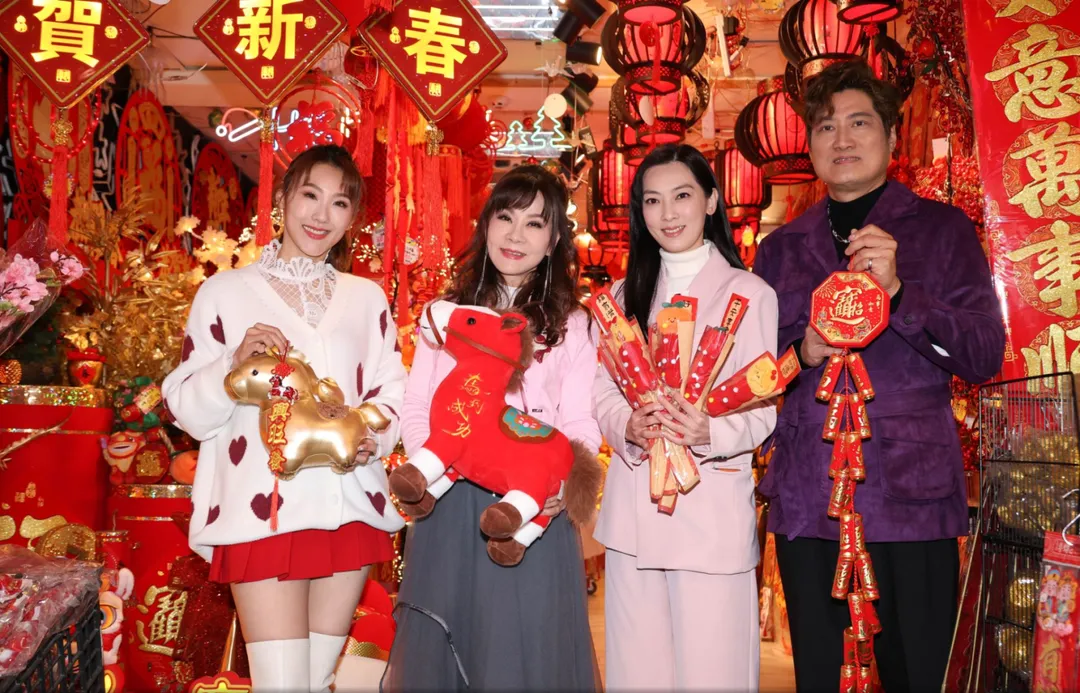 謝金晶（左起）、龍千玉、陳淑萍、楊哲3日一同逛春聯大街。（圖／豪記唱片提供）