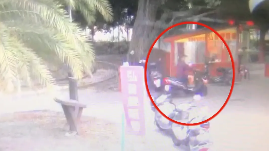 方進祥槍殺前妻兩名友人後騎車逃逸,全被監視器拍下。(圖/中天新聞)