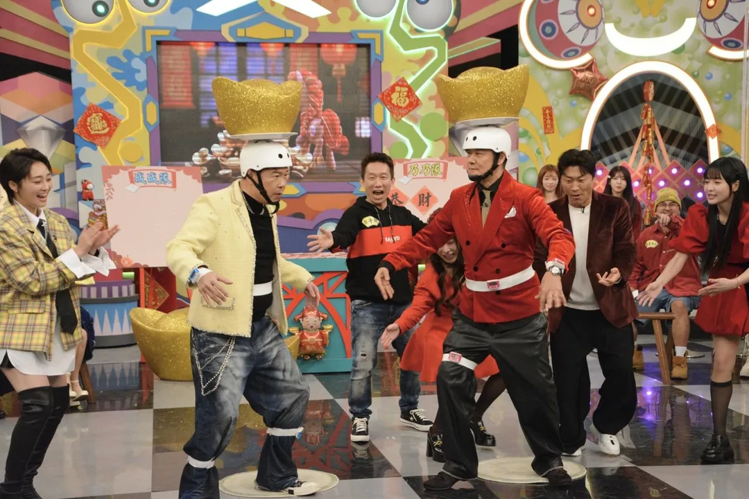 曾國城（左）與徐乃麟（右）玩遊戲鬥智比反應。（圖／華視提供）