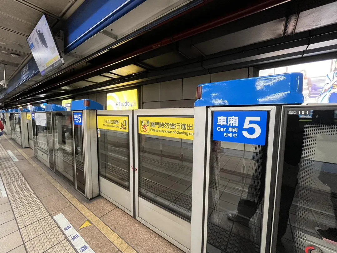 人潮過於擁擠時，乘客可選擇步行至市政府站搭乘捷運。（示意圖／中天新聞）