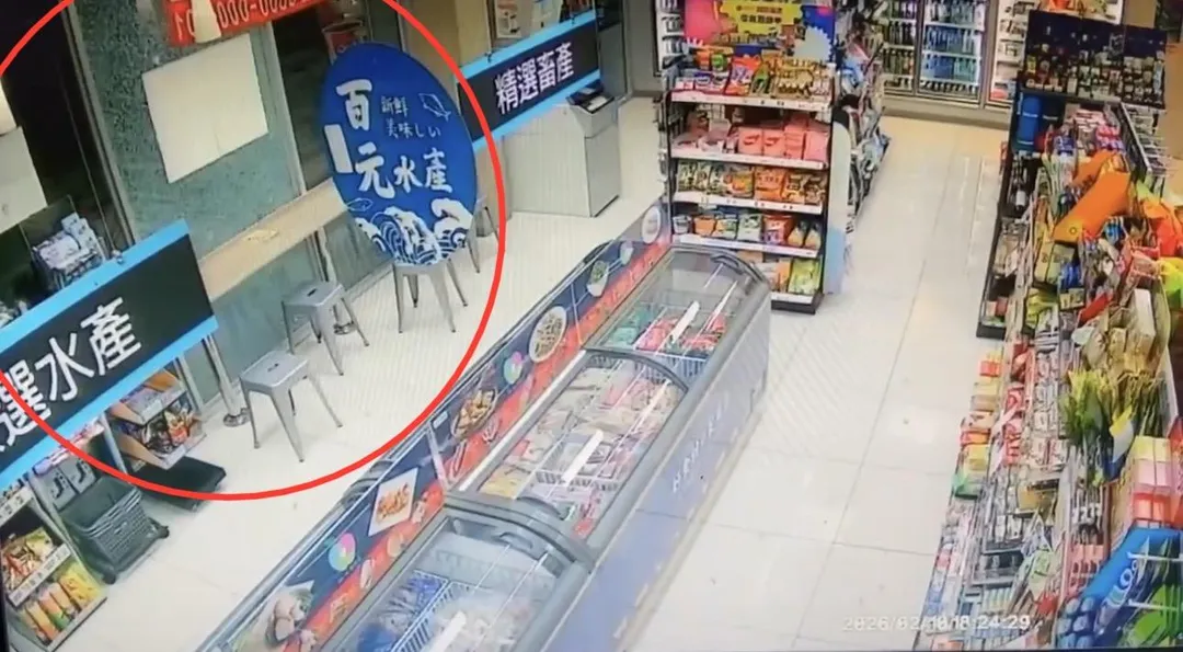 超商的落地玻璃遭擊碎。（圖／翻攝畫面）